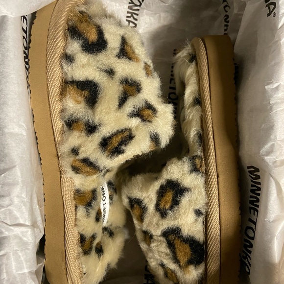 Minnetonka Lyla Girls' Toddler-Youth Slip On Slippers - Picture 5 of 6